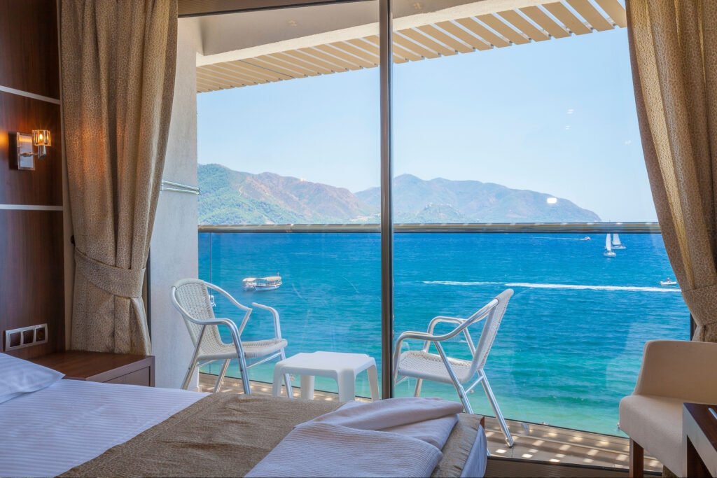 Beachfront hotel in Utila, Honduras with ocean views and tropical palm trees, perfect for scuba diving travelers and island getaways.