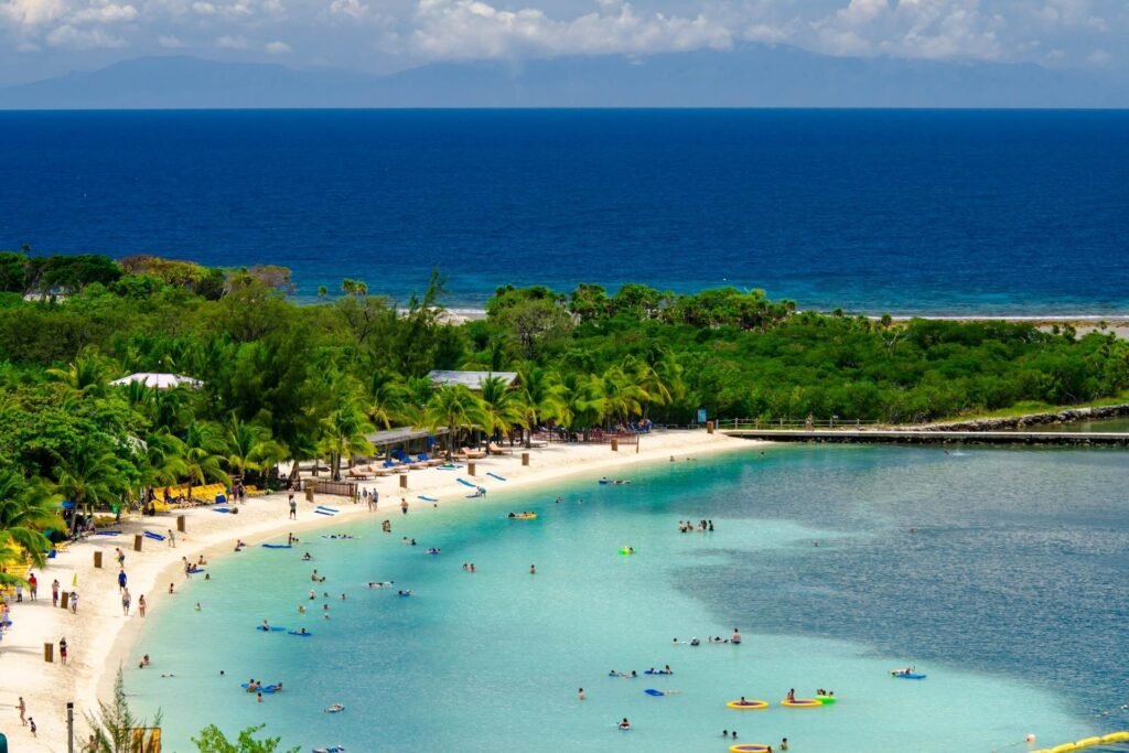 Panoramic view of West Bay Beach, Roatán, with clear blue waters and tropical surroundings.